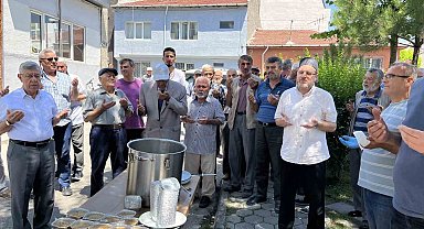 Yeşiltepe mahallesinde yüzlerce kişiye aşure dağıtıldı