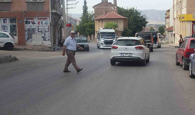 Yetersiz trafik önlemleri alınmayan caddeler tehlike saçıyor