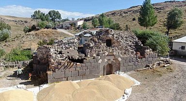 Yıllarca definecilerin talanına uğrayan kilise restore edilmeyi bekliyor