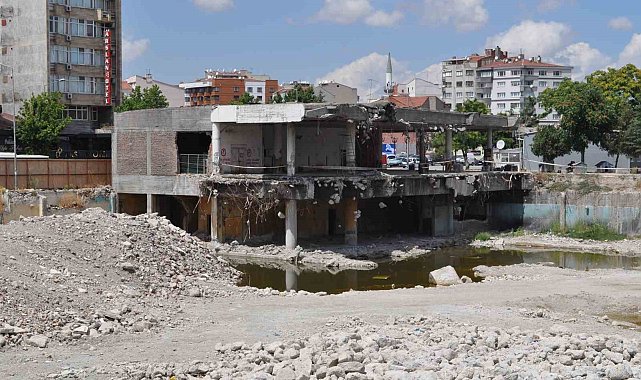 Yıllardır atıl durumda olan eski otogar binası yıkılmayı bekliyor