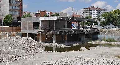 Yıllardır atıl durumda olan eski otogar binası yıkılmayı bekliyor