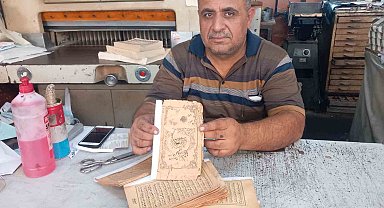 Yıpranmış Kur'an-ı Kerim'leri aşkla onarıyor