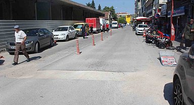 Yoldaki bu çukur 2 aydır kapatılmayı bekliyor