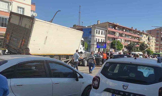 Yozgat'ta freni patlayan kamyon 8 araca çarptı, 3 kişi yaralandı