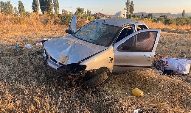 Yozgat'ta kontrolden çıkan otomobil tarlaya devrildi: 2 yaralı