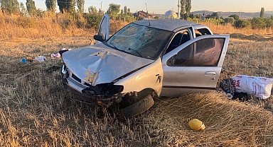 Yozgat'ta kontrolden çıkan otomobil tarlaya devrildi: 2 yaralı