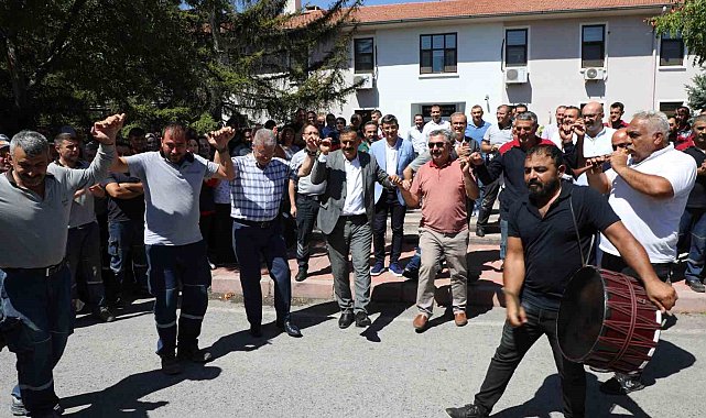 Yüzde 107 zam alan işçiler Başkan Akay'ı bağrına bastı