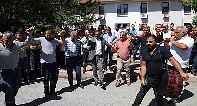Yüzde 107 zam alan işçiler Başkan Akay'ı bağrına bastı