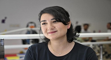 147 saat enkaz altında kalmıştı Makbule öğretmen hayata tutundu - Resim 1