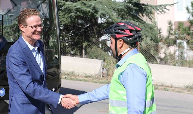 AB Büyükelçisi Landrut pedal çevirerek Avrupa Hareketlilik Haftası'na dikkat çekti