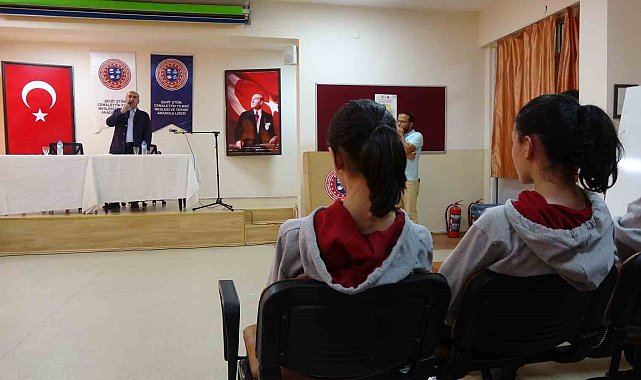 Akademisyenler okul okul gezerek lise öğrencilerine Mevlid-i Nebi'yi anlattı