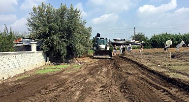 Akdeniz'de yol açma, sathi kaplama, kaldırım yenileme çalışmaları sürüyor