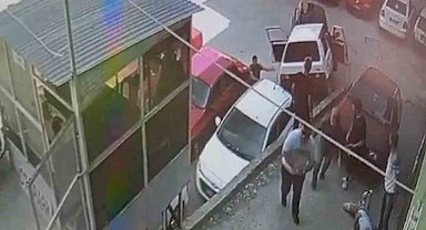 Akıllara durgunluk veren kaza kamerada: Yayaya çarpıp araçların üzerine düştü