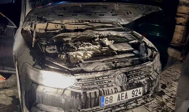 Aksaray'da seyir halindeki otomobilin motor bölümü yandı