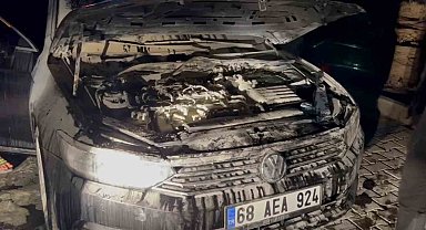 Aksaray'da seyir halindeki otomobilin motor bölümü yandı