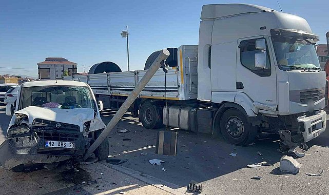 Aksaray'da tır ile hafif ticari araç çarpıştı: 2 yaralı