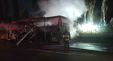 Alev topuna dönen yolcu otobüsünden geriye demir yığını kaldı