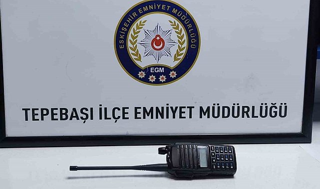Alkollü ve ehliyetsiz sürücünün aracında telsiz ele geçirildi
