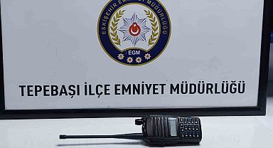 Alkollü ve ehliyetsiz sürücünün aracında telsiz ele geçirildi