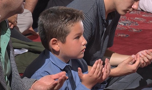 Ankaralılar Mevlid Kandili'nde camilere akın etti