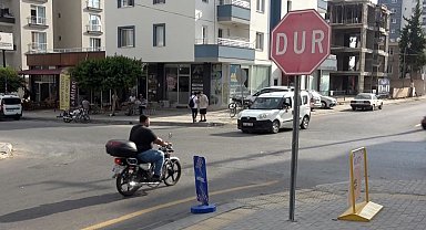 Aynı yerde kaza anları kamerada: "Dur" tabelasına uyulmayınca sürekli kaza oluyor