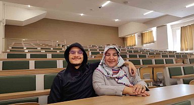 Azmin zaferi: 3 çocuk annesi 3. üniversiteye oğlu ile kayıt oldu