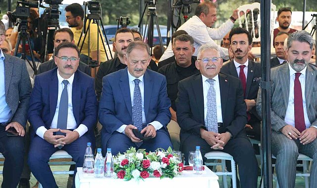 Bakan Özhaseki: "Camiler bizim en özel anlarımızı paylaştığımız yerler, huzur bulduğumuz yerler"