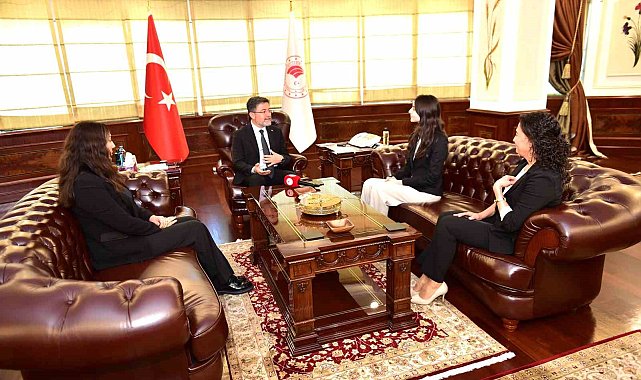 Bakan Yumaklı, İsveç'te su ödülü alan Ayşe Pelin Dedeler ile bir araya geldi