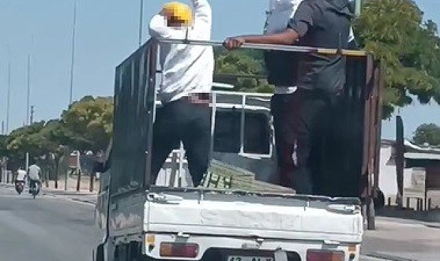 Baretli işçilerin kamyonet kasasında oynaması kamerada