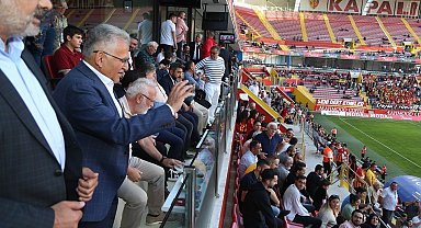 Başkan Büyükkılıç, galibiyeti taraftarlarla kutladı