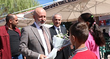 Başkan Çolakbayrakdar, 2023-2024 eğitim öğretim yılının ilk ders zilinde öğrencilerle bir araya geldi