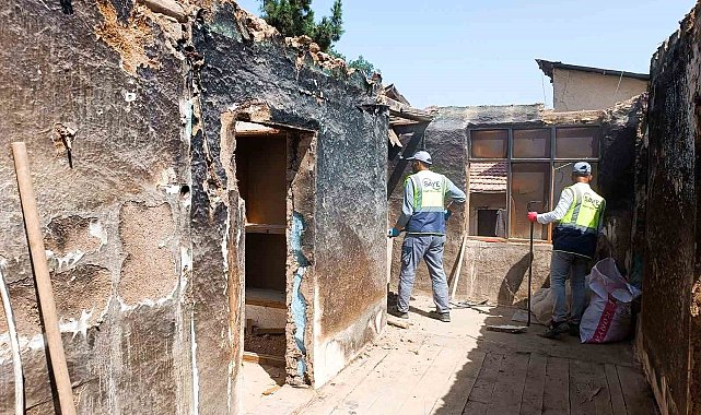 Başkan Kavuş, evi yanan Ayşe teyzeye sahip çıktı