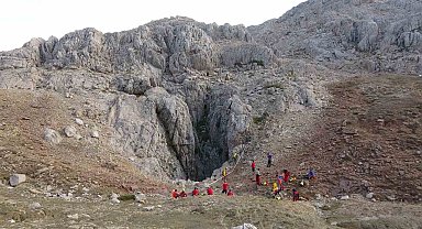 Bin kırk metre derinlikte mahsur kalan Amerikalı bilim adamı için tüm Avrupa seferber oldu