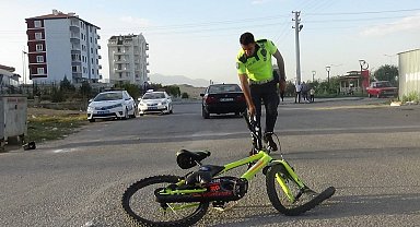 Bisikleti ile otomobile çarpan çocuk yaralandı