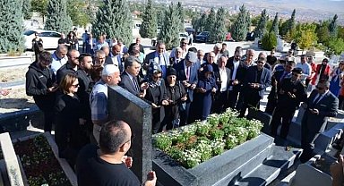 Bozlak sanatçısı merhum Neşet Ertaş 12. ölüm yıl dönümünde anılıyor