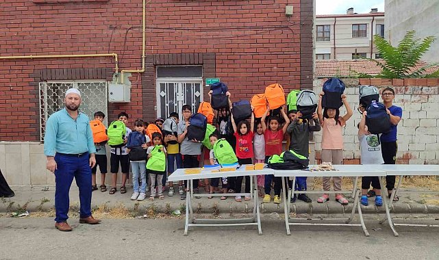 Cami imamından ihtiyaç sahibi çocuklara kırtasiye yardımı