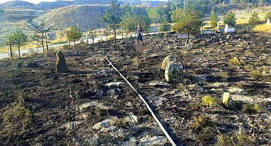 Çankırı'da arazide çıkan yangın mezarlığa sıçradı