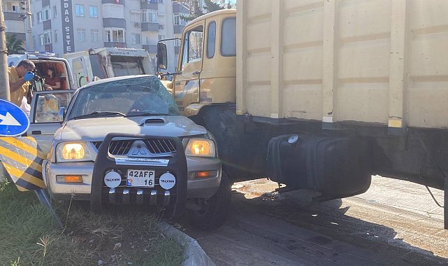 Çöp kamyonu, kamyonete çarptı: 4 ölü, 2 yaralı