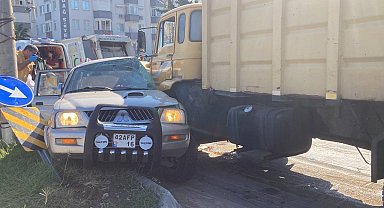 Çöp kamyonu, kamyonete çarptı: 4 ölü, 2 yaralı
