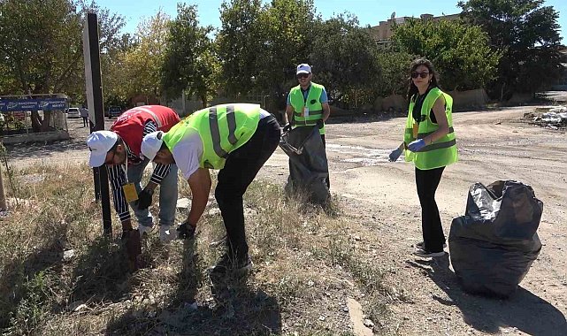 Çöp toplayıp, çevre temizliğine dikkat çektiler