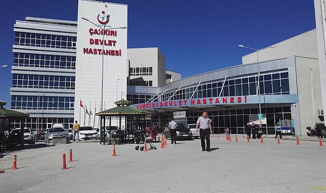 D100'de otomobil bariyerlere çarptı: 1 ölü, 5 yaralı