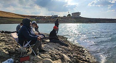 Denizi olmayan Sivas'ta oltasını alan baraja koştu