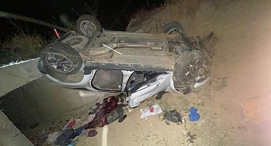 Devrilen otomobilde sıkışan 3 kişiyi itfaiye kurtardı