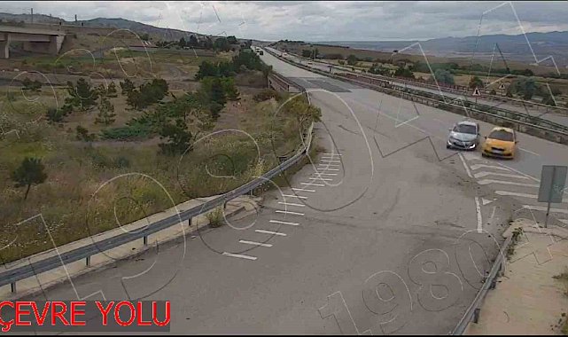 Dikkatsiz sürücülerin kaza anı güvenlik kamerasında