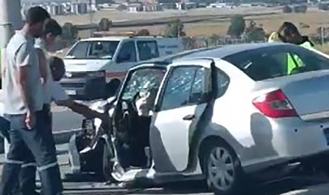 Direksiyon hakimiyetini kaybeden sürücü tramvay yolundaki direğe çarptı