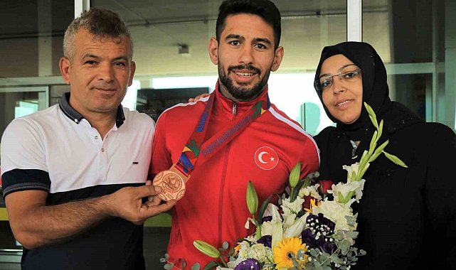 Dünya üçüncüsü olan Torku Şeker Sporlu Alihan Bayraktar yurda döndü