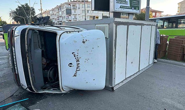 Ekmek servis araçları çarpıştı: 1 yaralı
