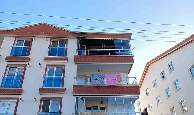Elektrik tesisatında çıkan yangın evi küle çevirdi