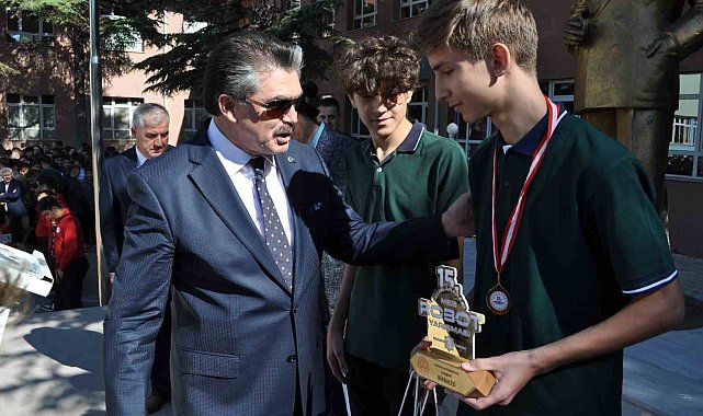 Endüstriyel Robotik Kol Kategorisi'nde dünya birincisi ve ikincisi olan öğrencilere ödül verildi