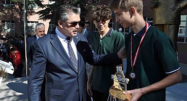 Endüstriyel Robotik Kol Kategorisi'nde dünya birincisi ve ikincisi olan öğrencilere ödül verildi